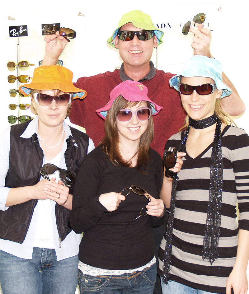 Team mit Sonnenbrillen in Ferienlaune